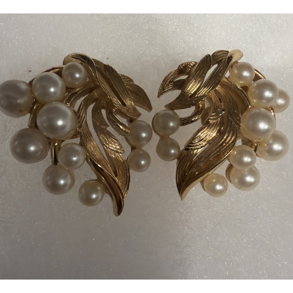 Vintage Crown Trifari 1960's Gold-tone Faux Pearl Clip On Earrings